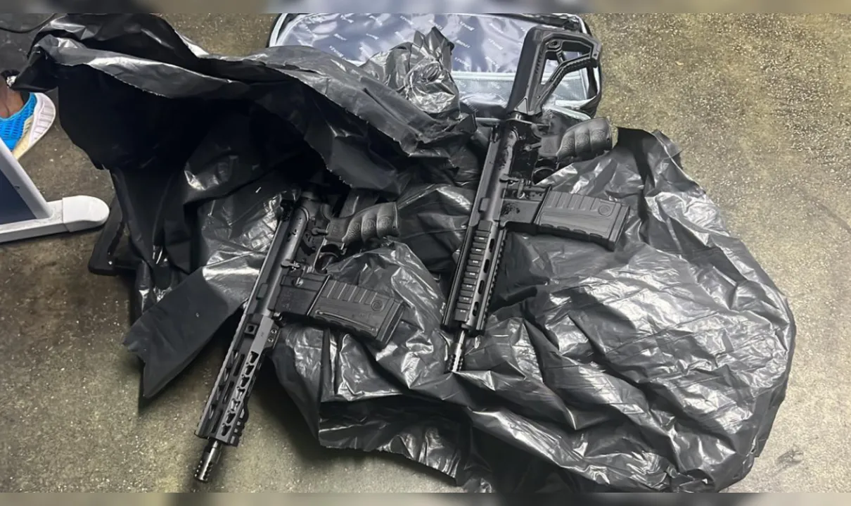 Foram encontrados quatro fuzis calibre 5,56 na mala da mulher