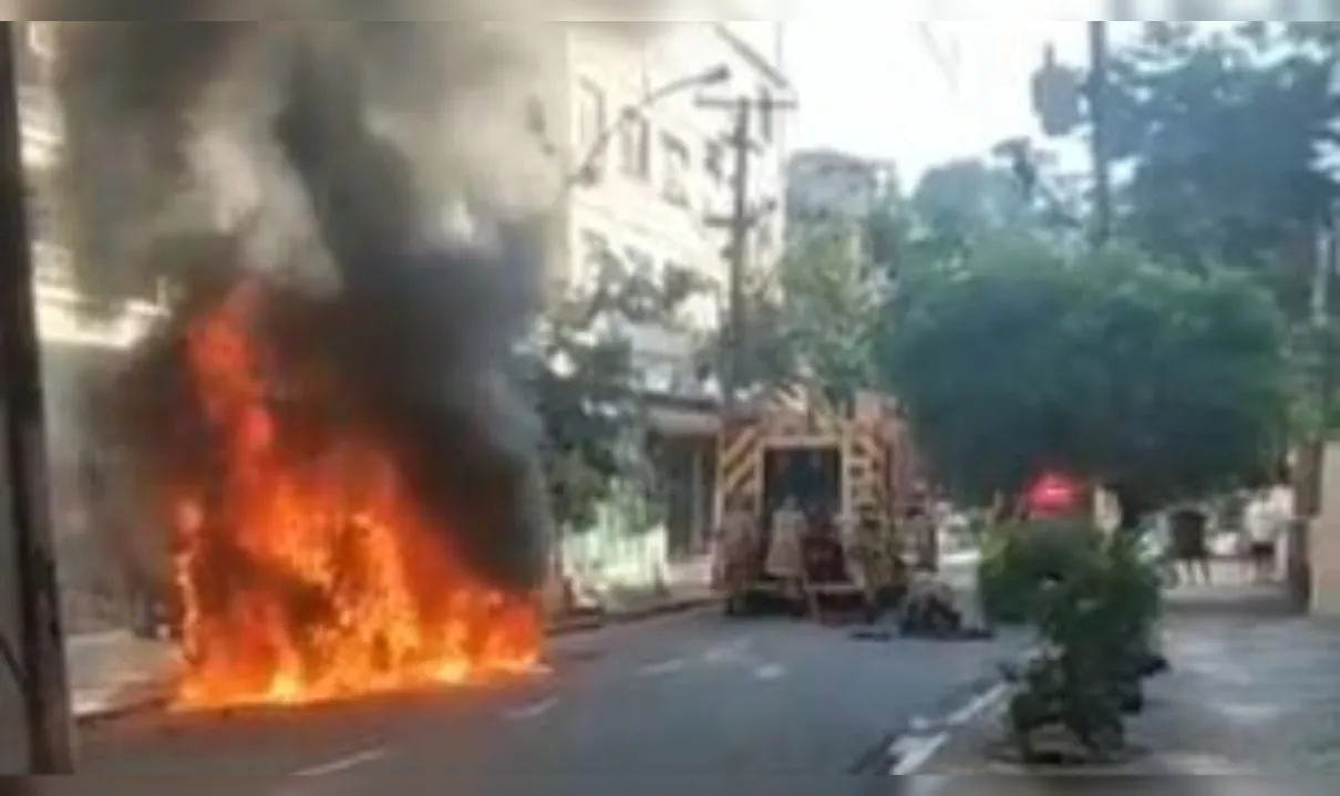 Veículo em chamas interdita a rua Álvares de Azevedo, altura do número 237, em Icaraí