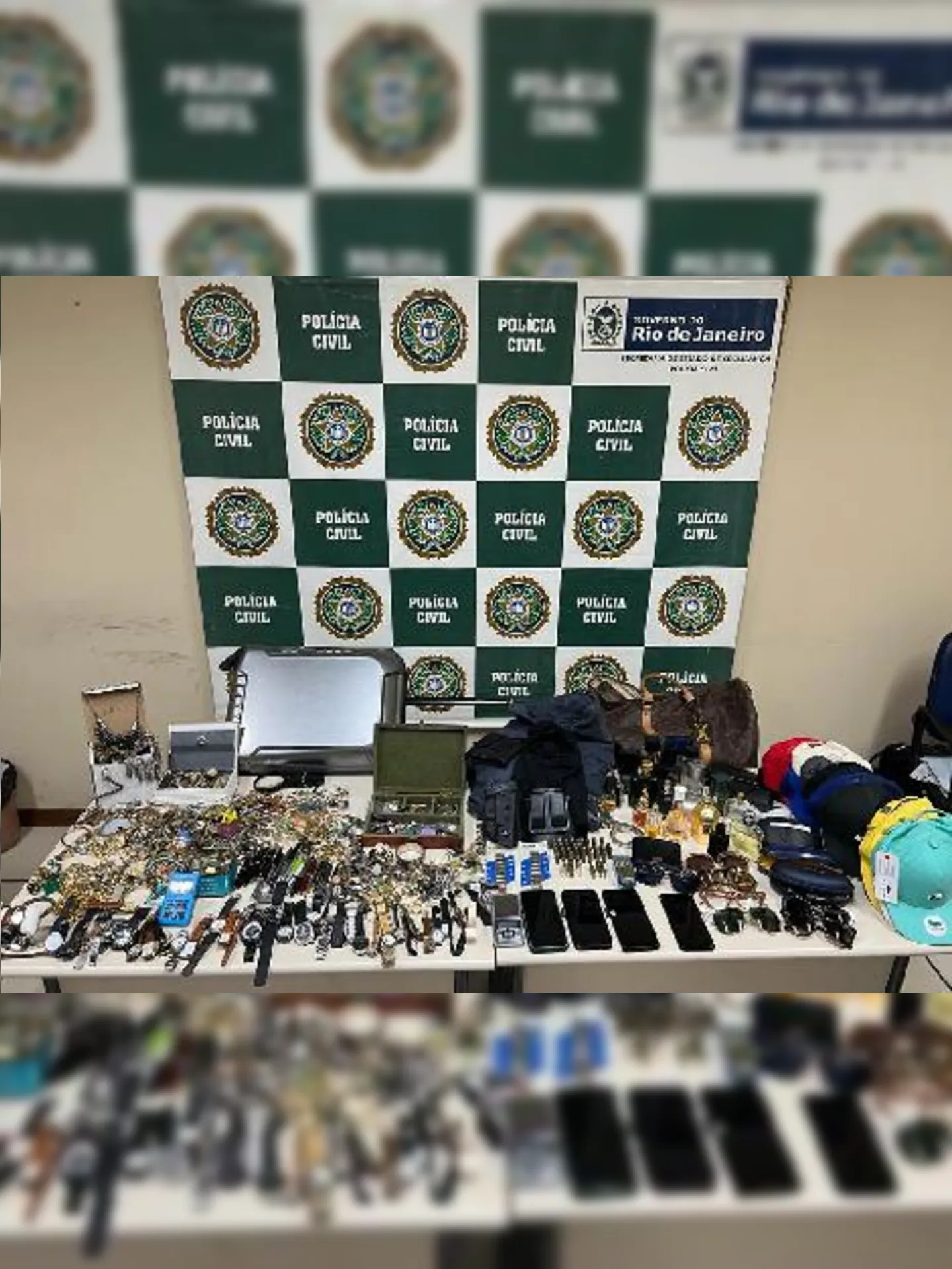Na casa do assaltante, que fica no Itanhangá, os policiais encontraram diversos objetos roubados