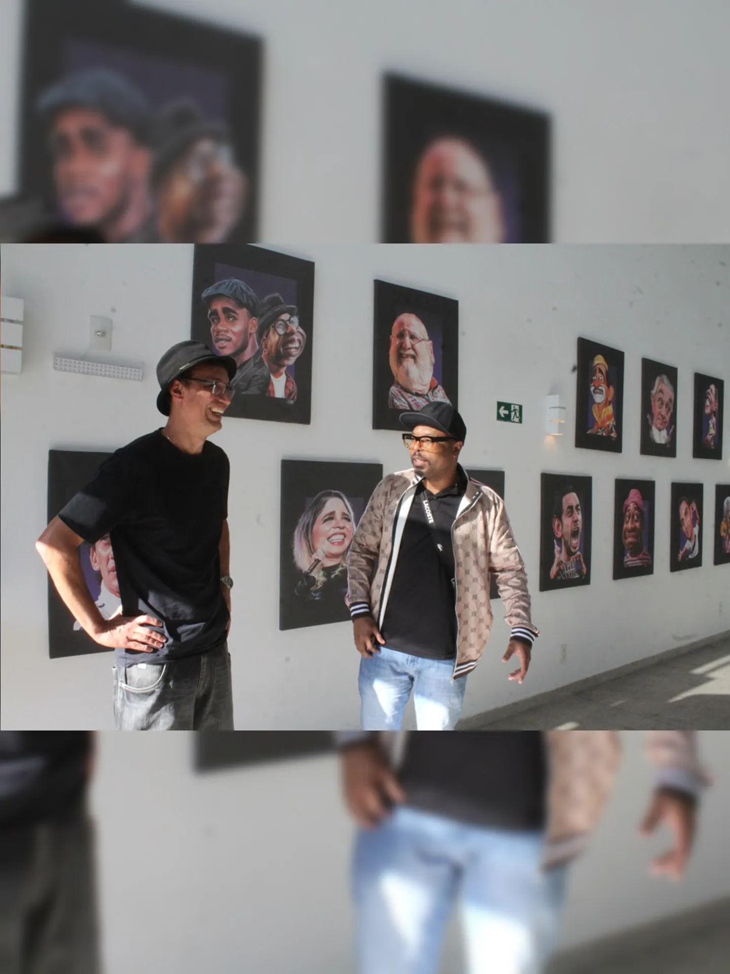 Buchecha visitou a exposição do artista e seu amigo Dan (E), nesta segunda