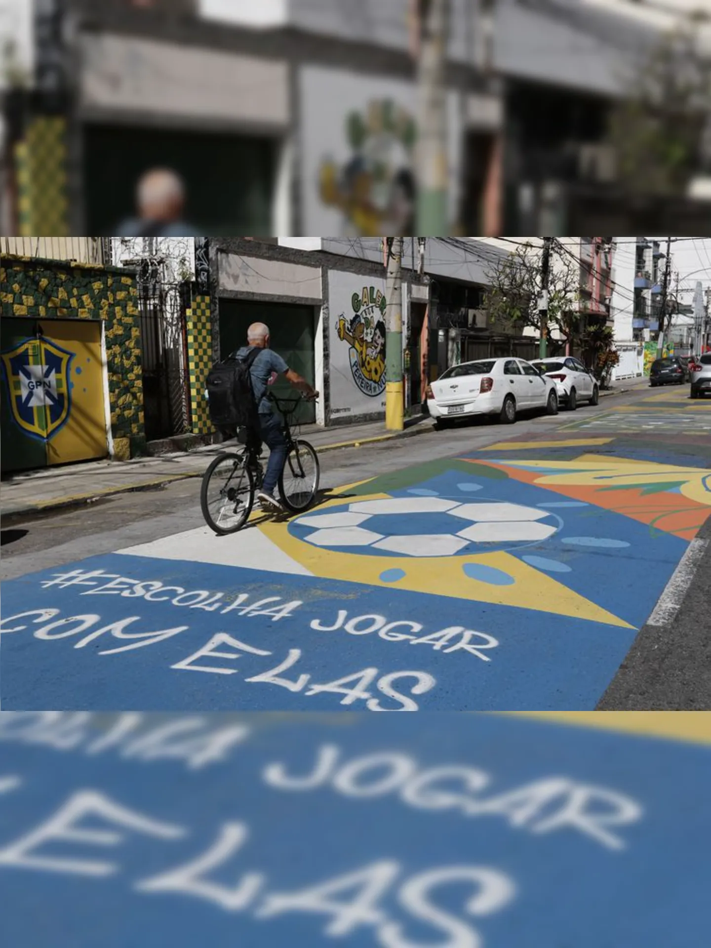 Trechos da Rua Pereira Nunes, em Vila Isabel, pintados para a Copa do Mundo de futebol feminino