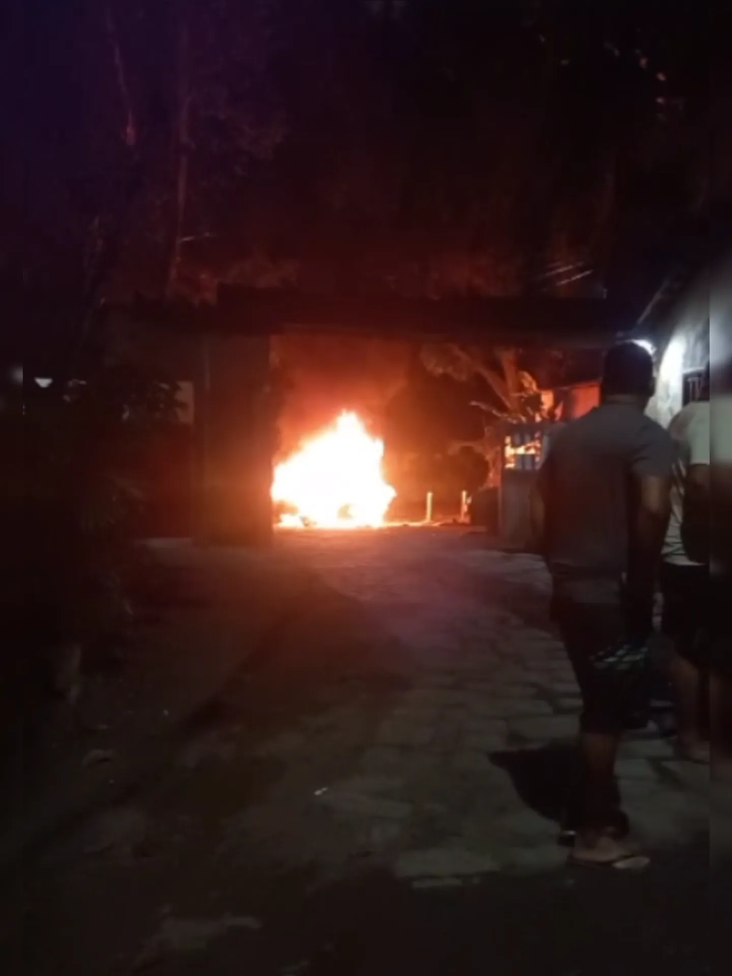 O veículo, conhecido como Caveirão, da Polícia Militar, foi atingido por coquetéis molotov e acabou incendiado