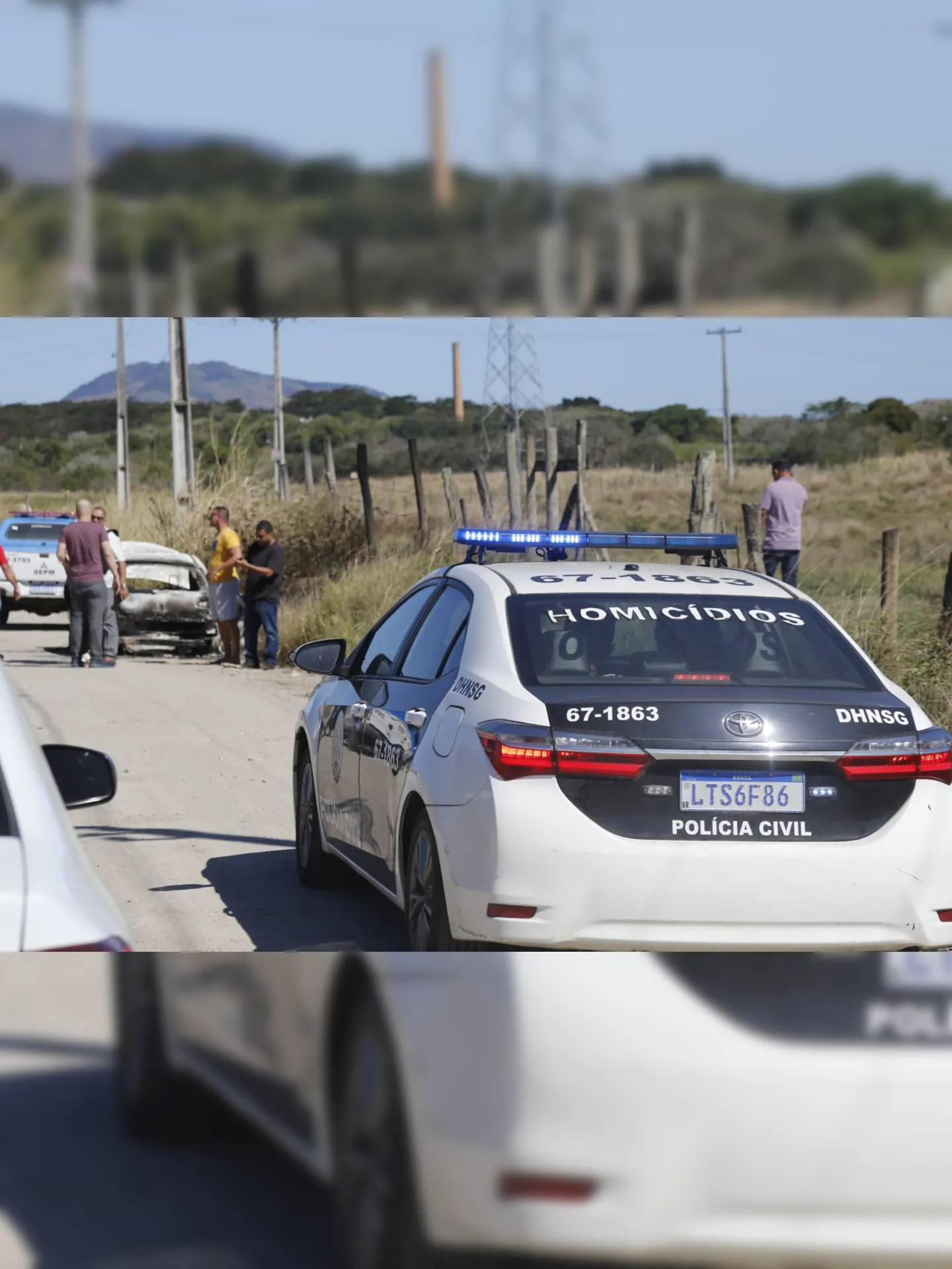 Um corpo foi encontrado dentro de um carro em Itaboraí