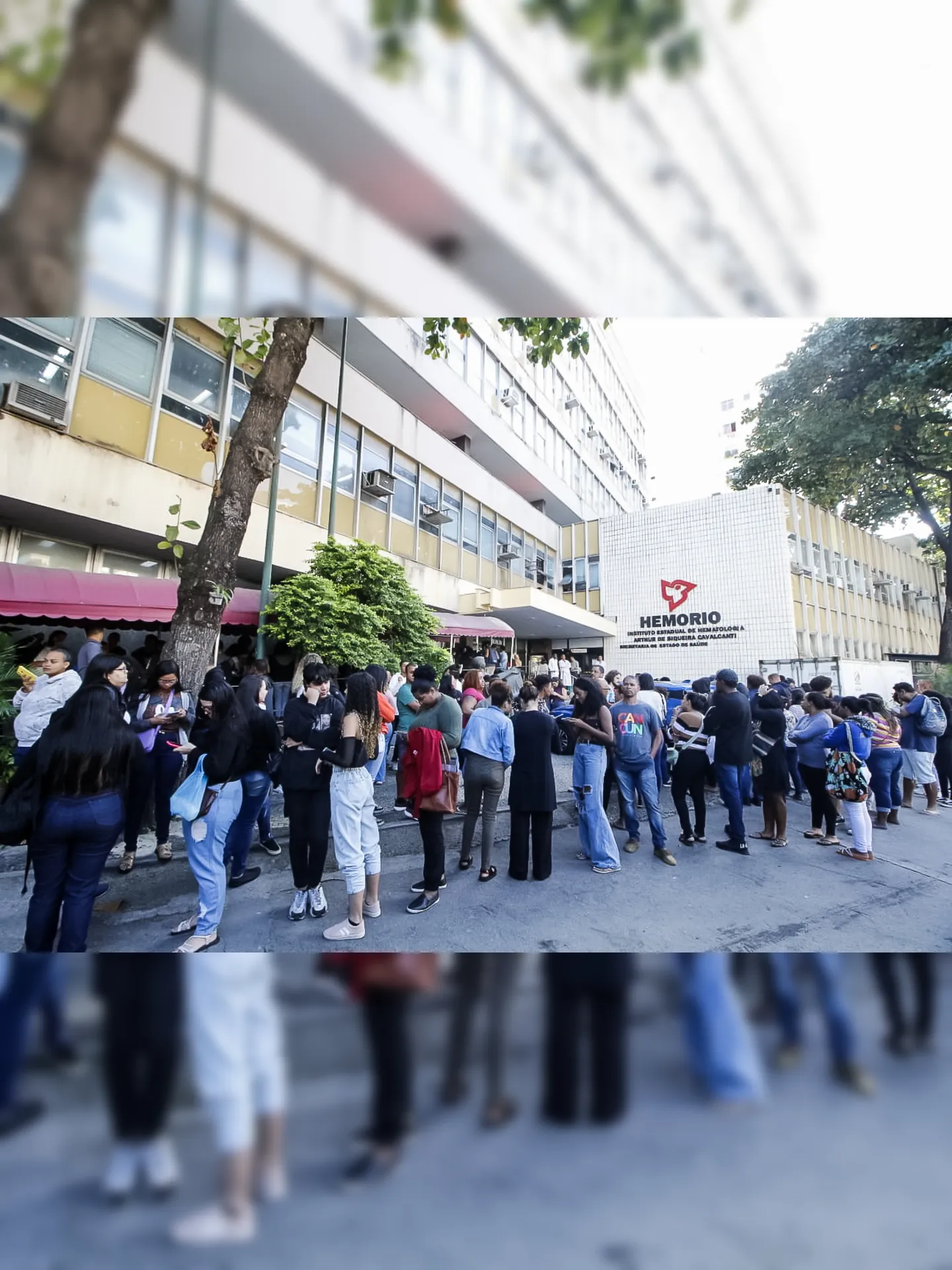Na Rua Frei Caneca, no Centro do Rio, havia uma fila quilométrica com cerca de 500 pessoas, por volta de 7h