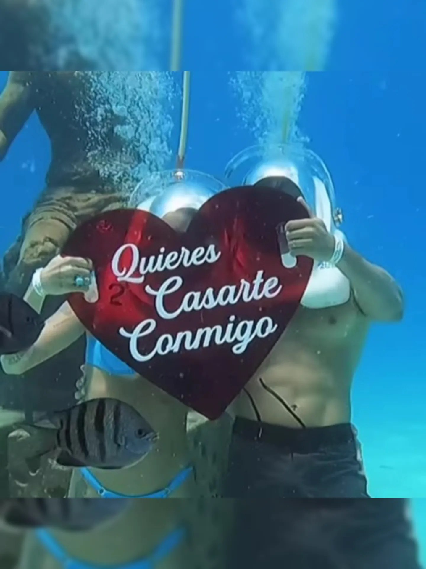 Thiago fez o pedido com uma placa em formato de coração