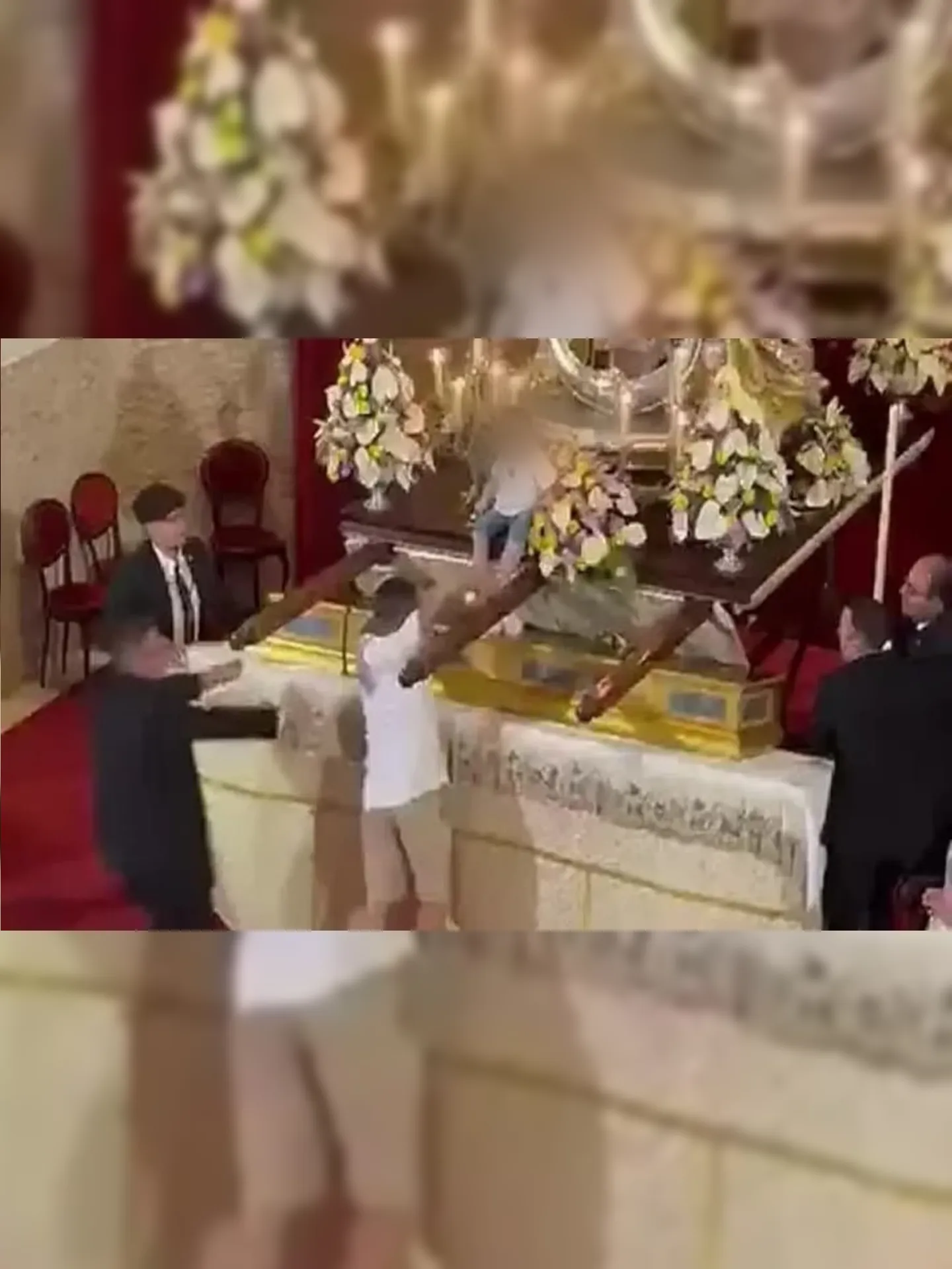 Após o episódio, o homem se ajoelhou diante do altar