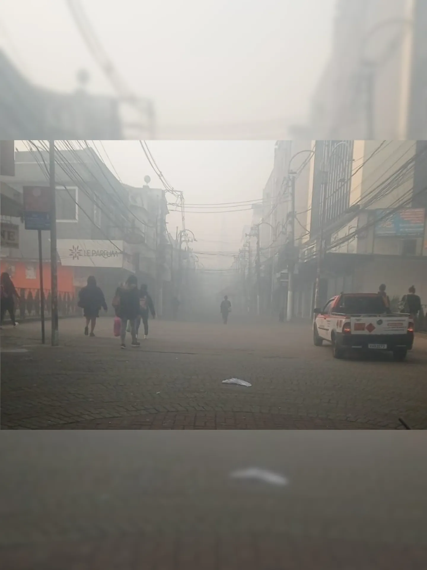 Com o incêndio, a cidade foi tomada por fumaça densa e tóxica