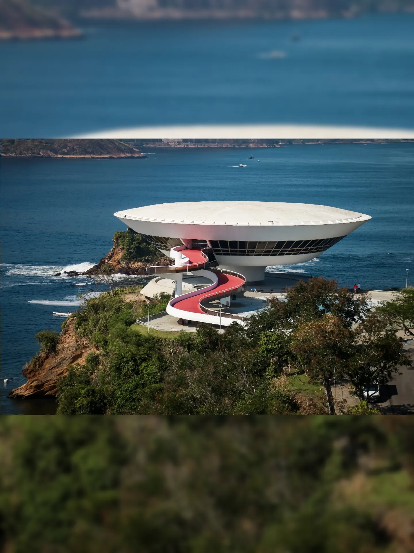 Museu foi inaugurado em 1996 e foi desenhado pelo arquiteto Oscar Niemeyer