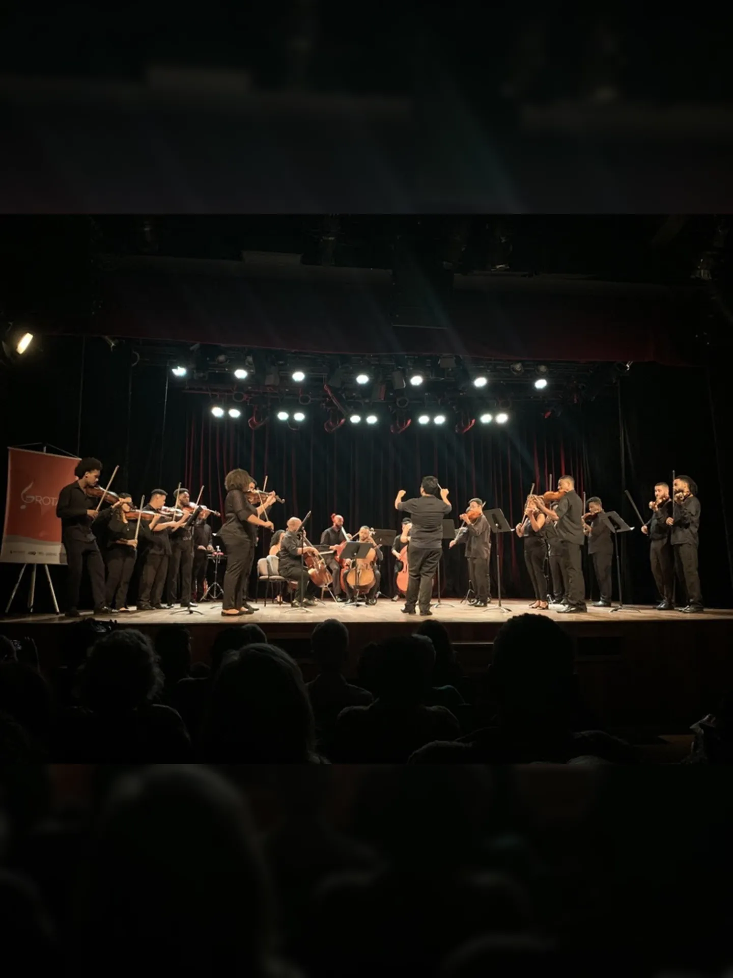 Orquestra reúne 23 músicos profissionais formados na comunidade