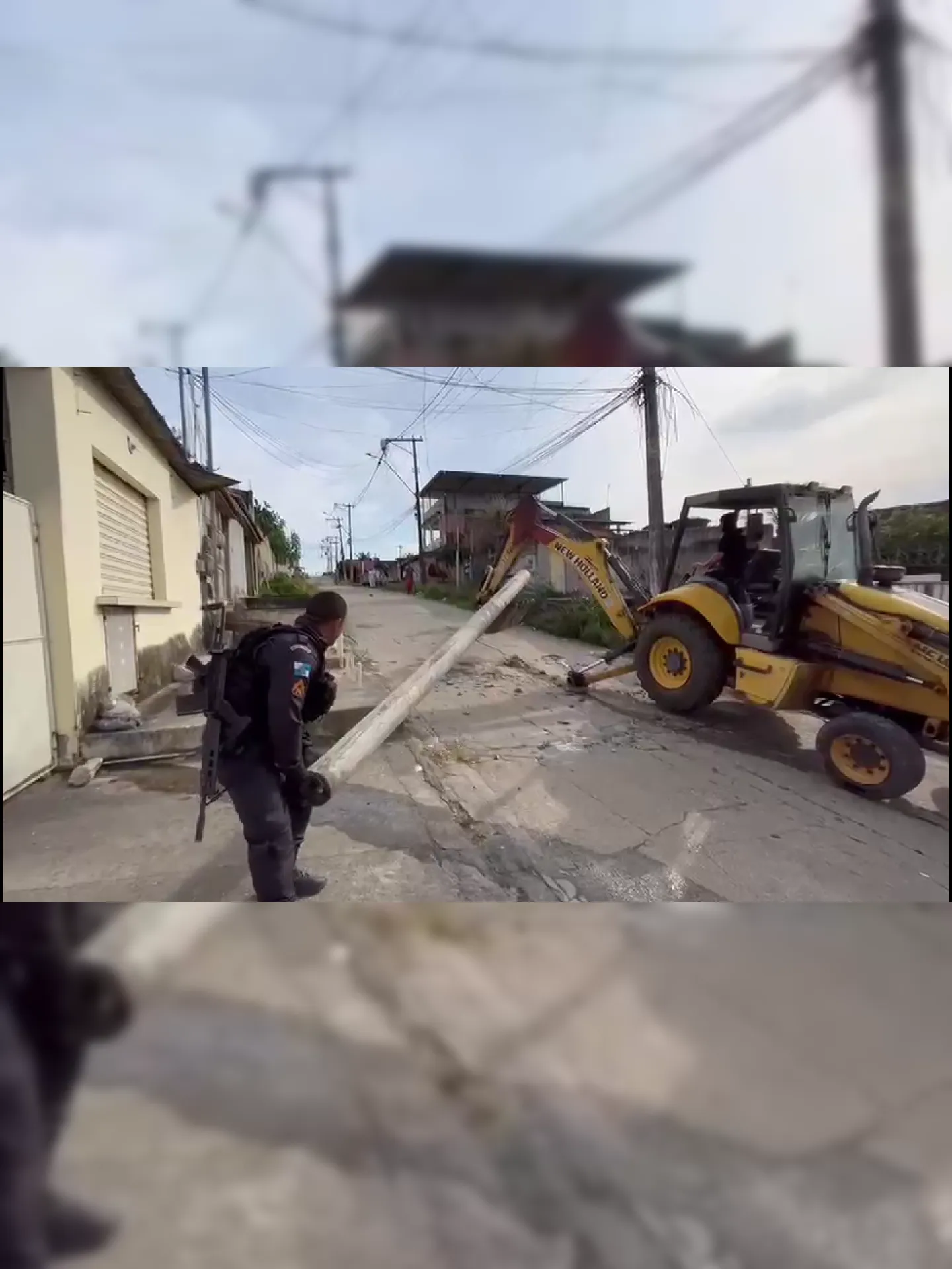 Policiais militares removeram poste no meio da rua