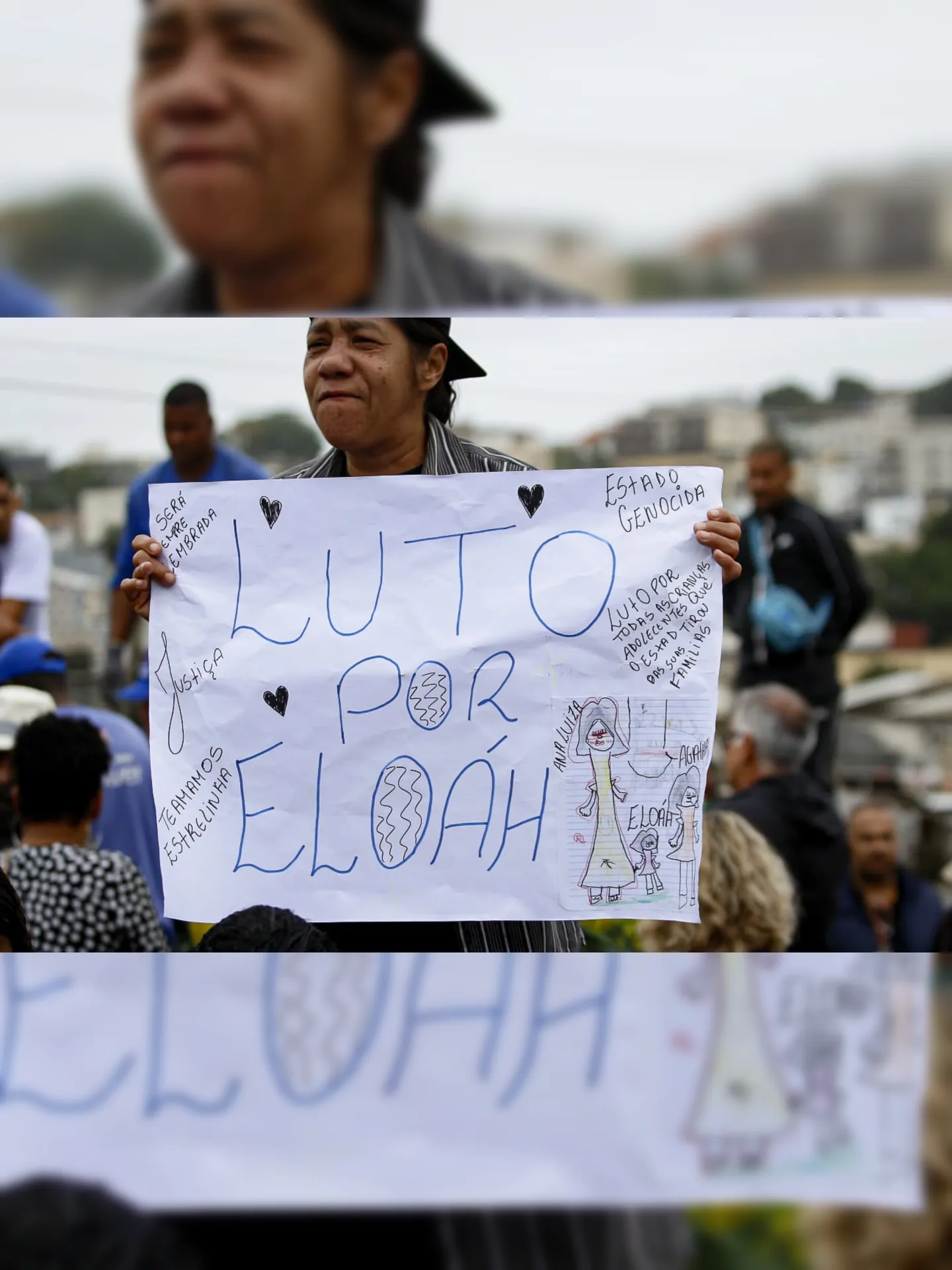 Mulher segura cartaz sobre a morte da menina: luto