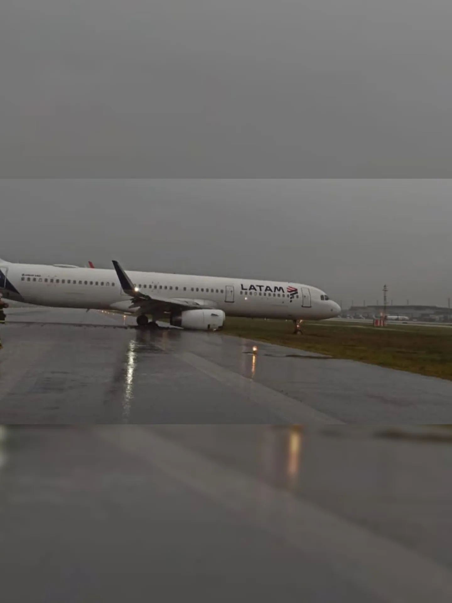 Avião só parou no gramado do aeroporto de Florianópolis
