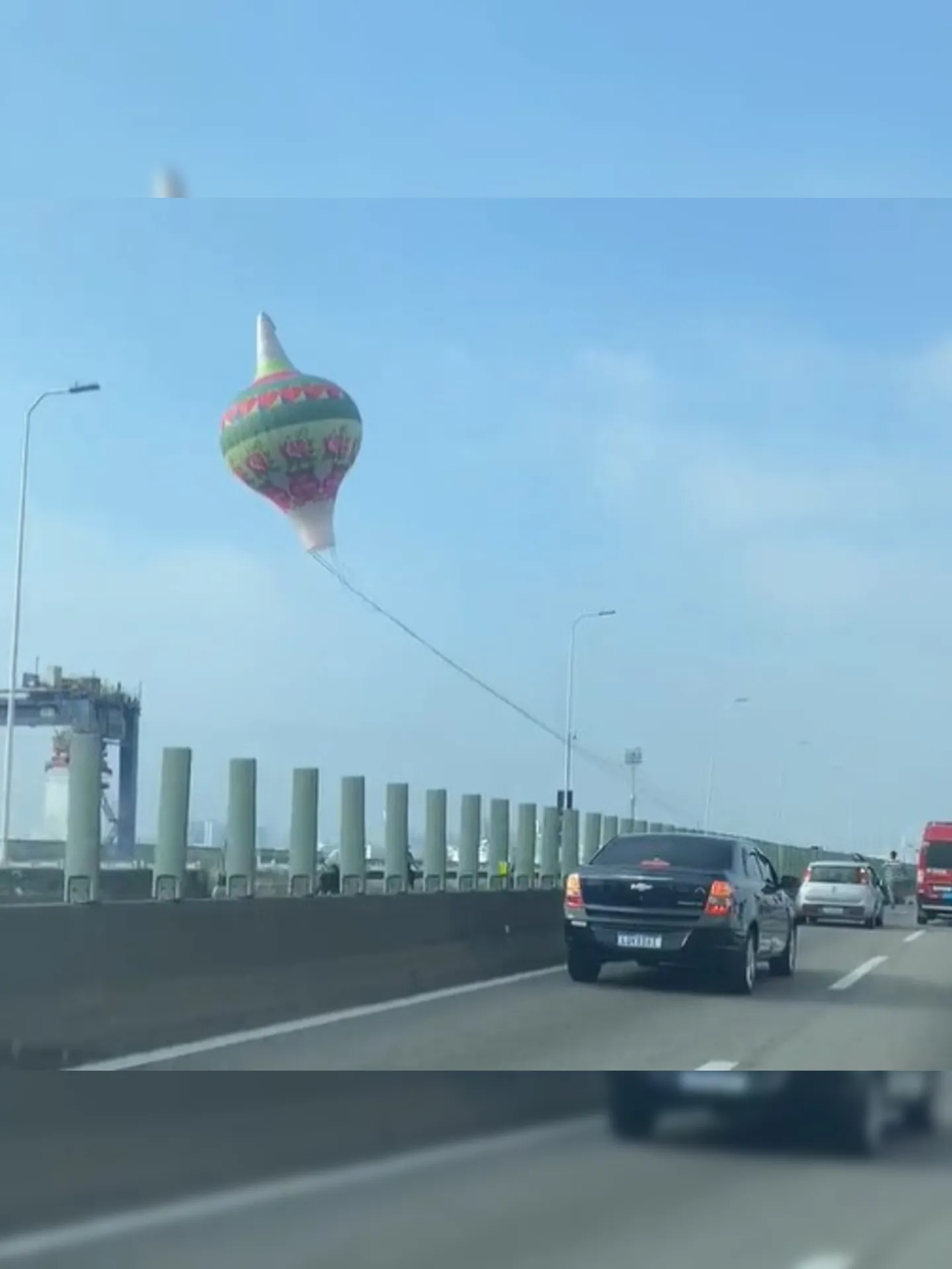Balão de metros caiu na Ponte Rio-Niterói e quase causou acidentes
