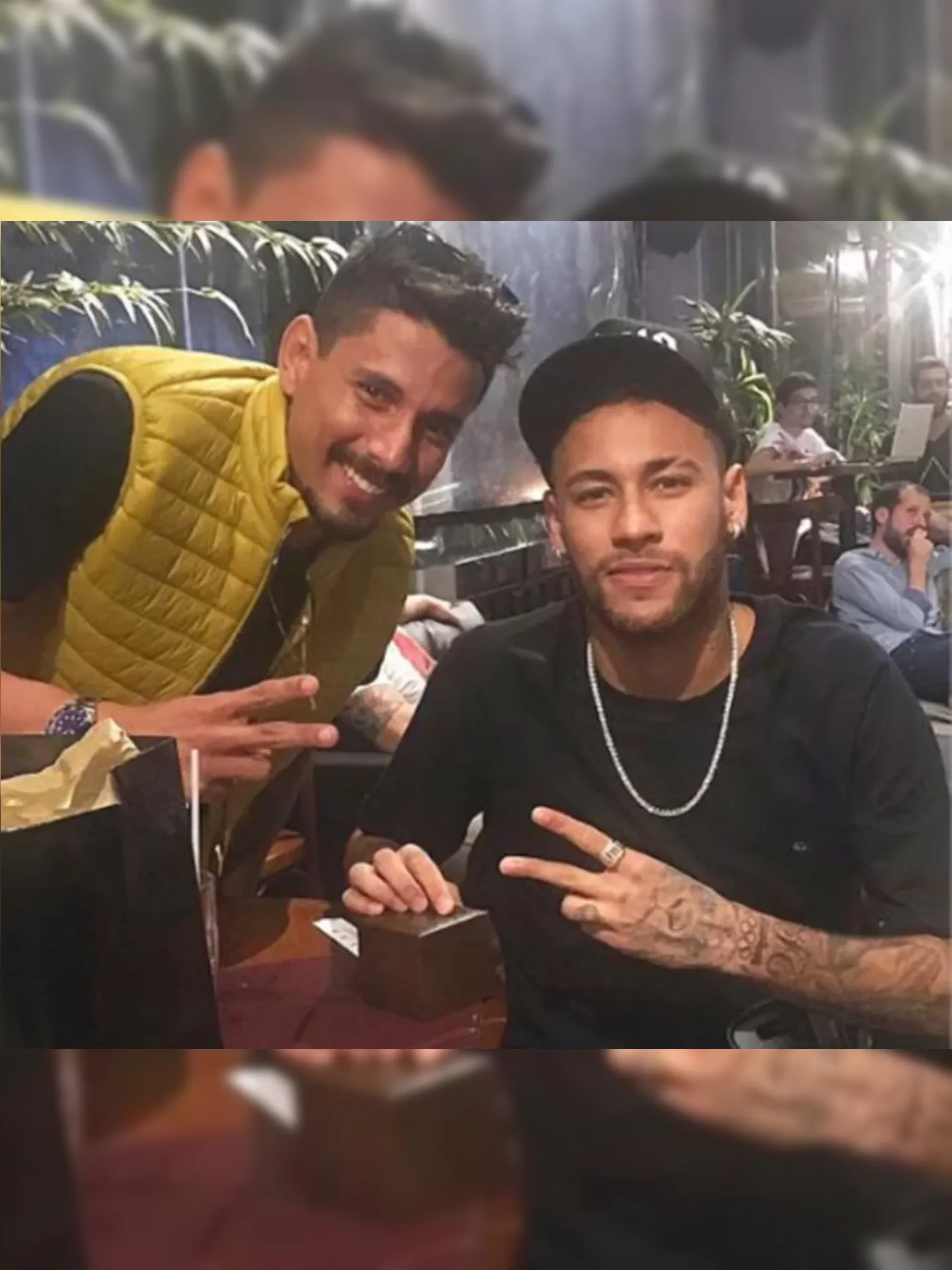 Neymar posando ao lado de Eduardo, um dos investigados