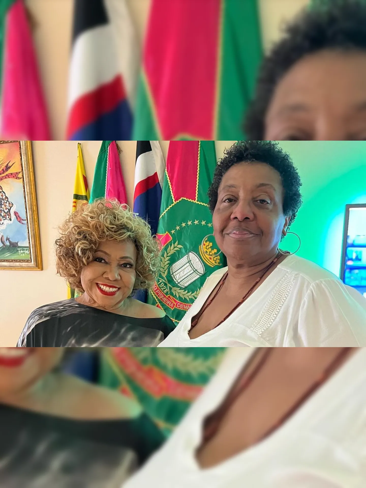 A cantora Alcione com a presidente da Mangueira, Guanayra Firmino