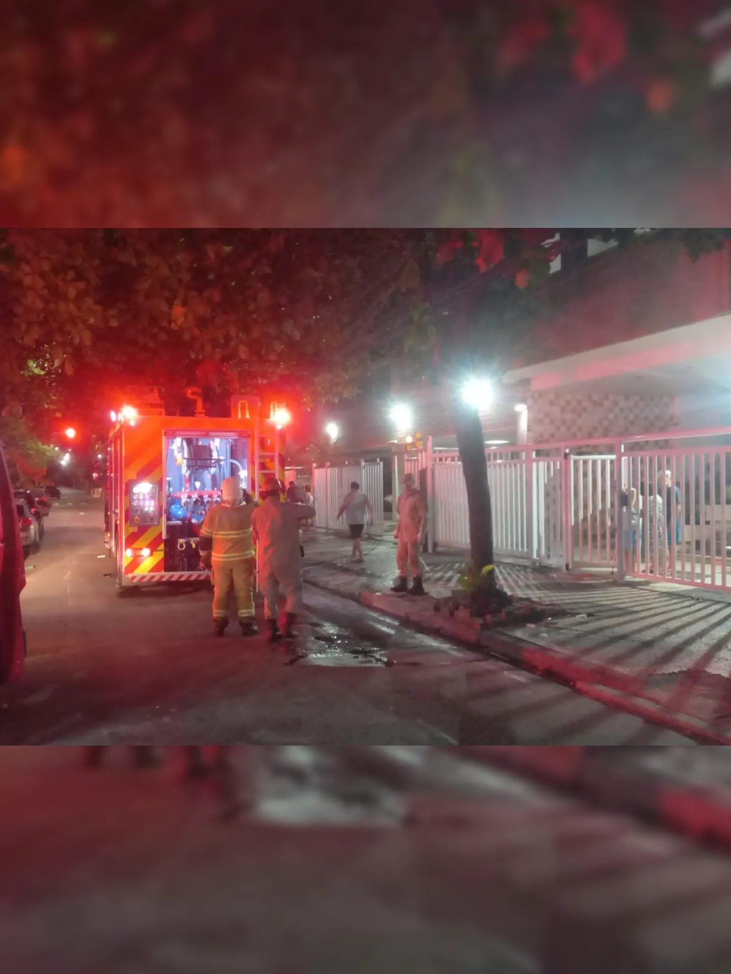 Imagem ilustrativa da imagem Apartamento pega fogo e causa pânico na Zona Sul de Niterói