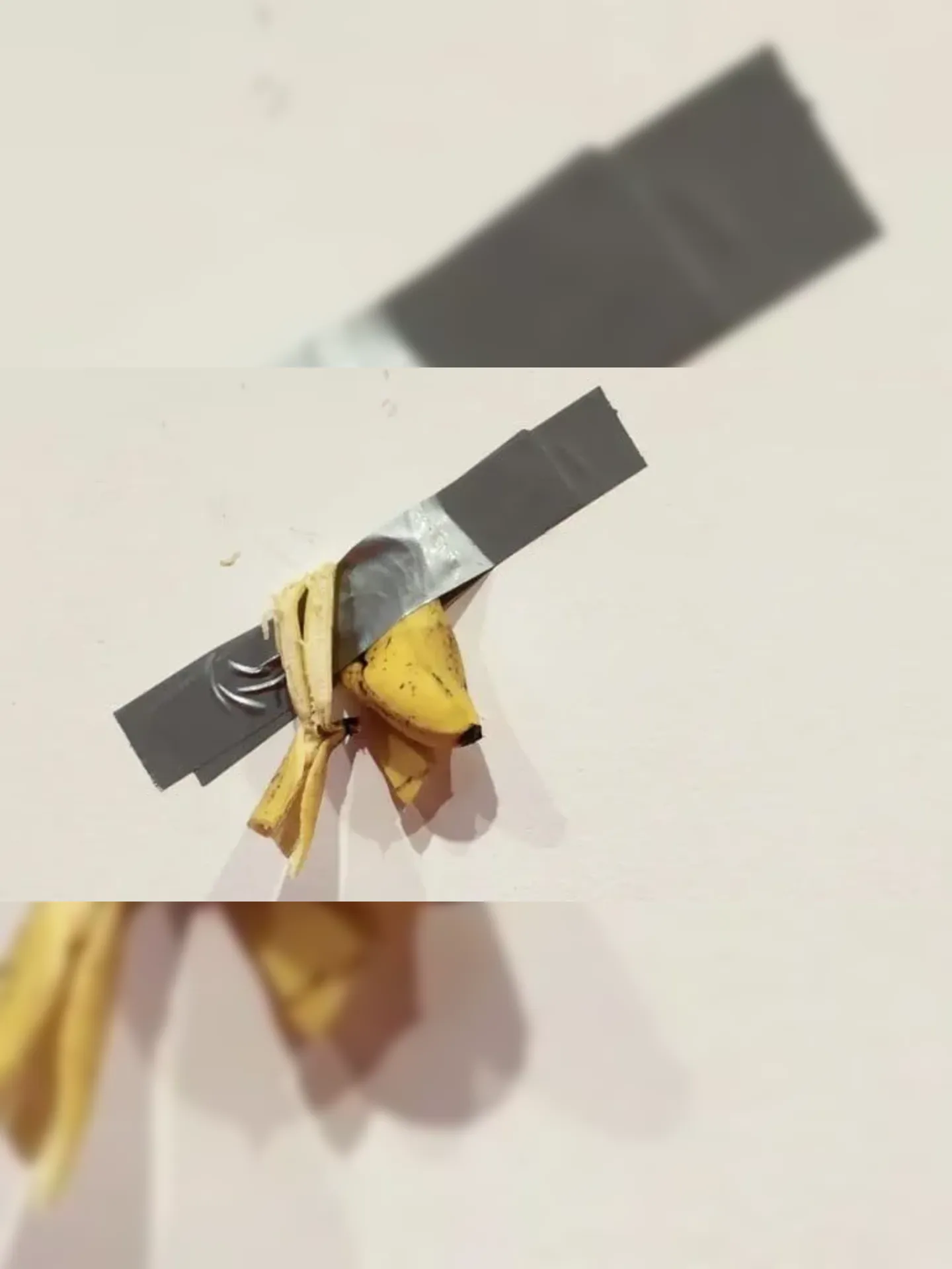 Depois de comê-la, estudante prendeu a banana na fita adesiva novamente
