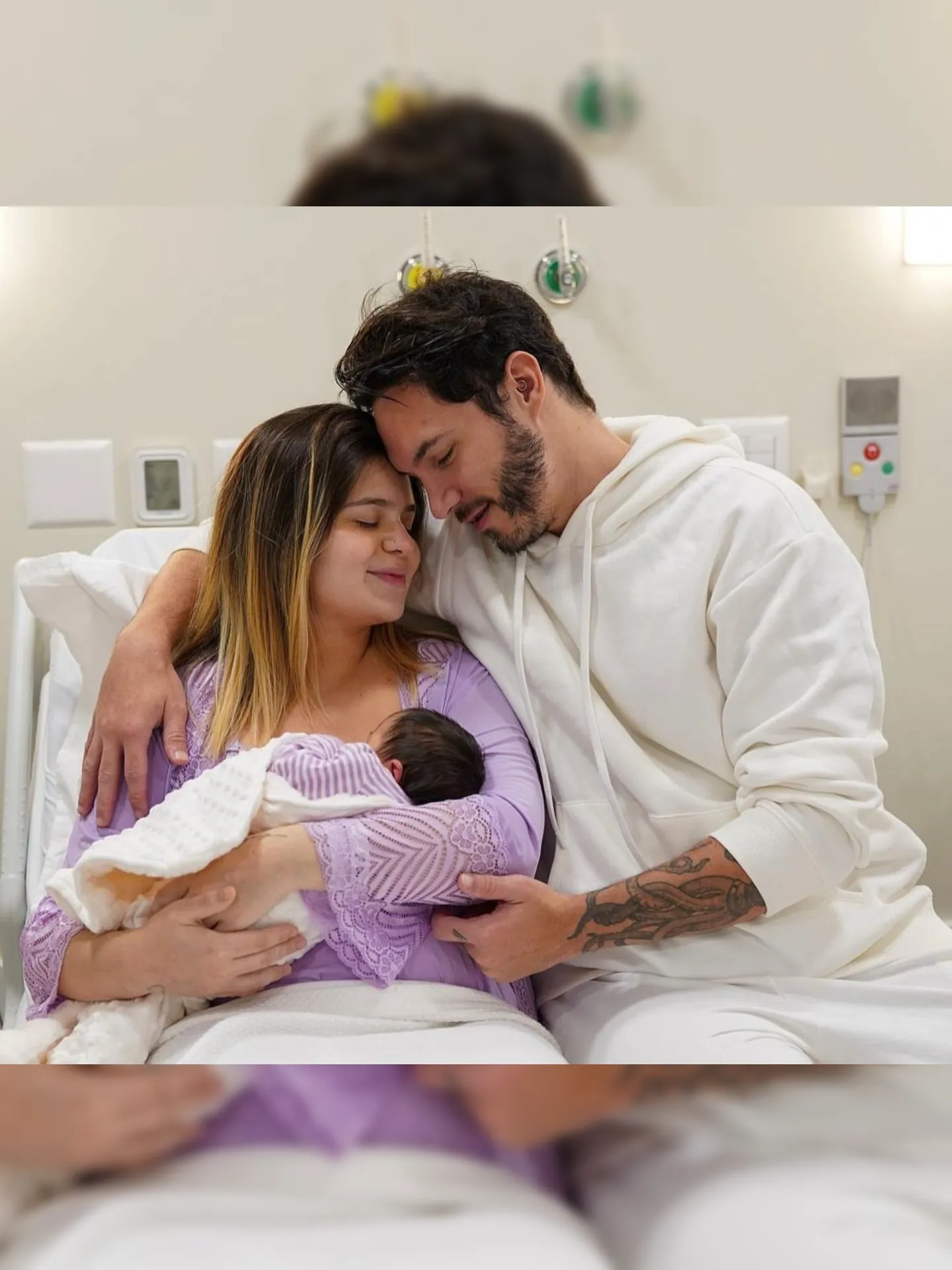 Viih Tube e Eliezer com a filha Lua após o nascimento