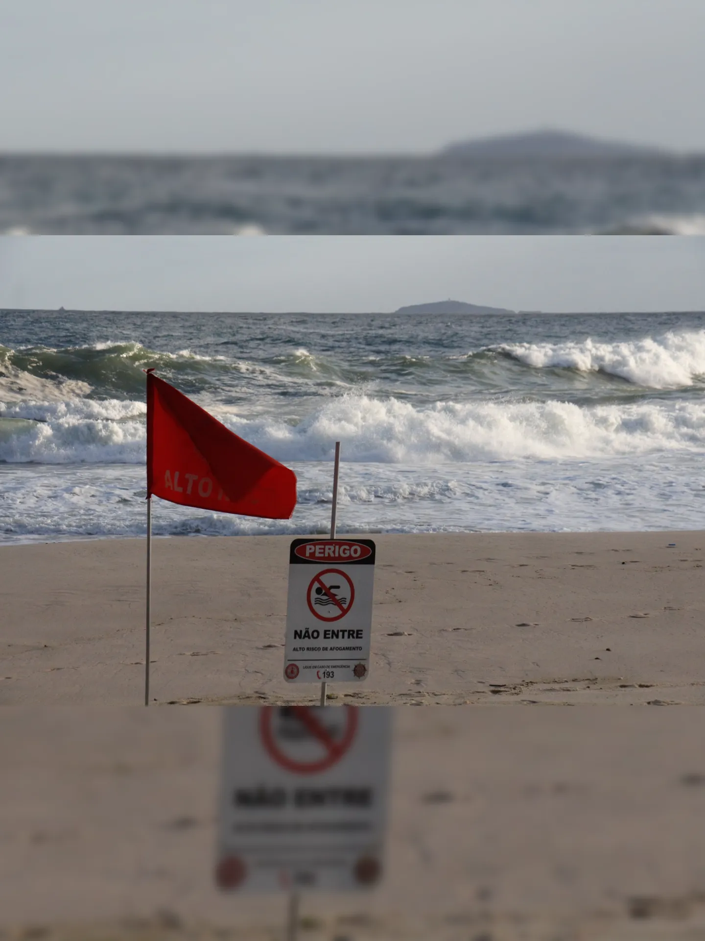 Bandeiras vermelhas e placas de perigo foram instaladas na areia das praias para orientar os banhistas