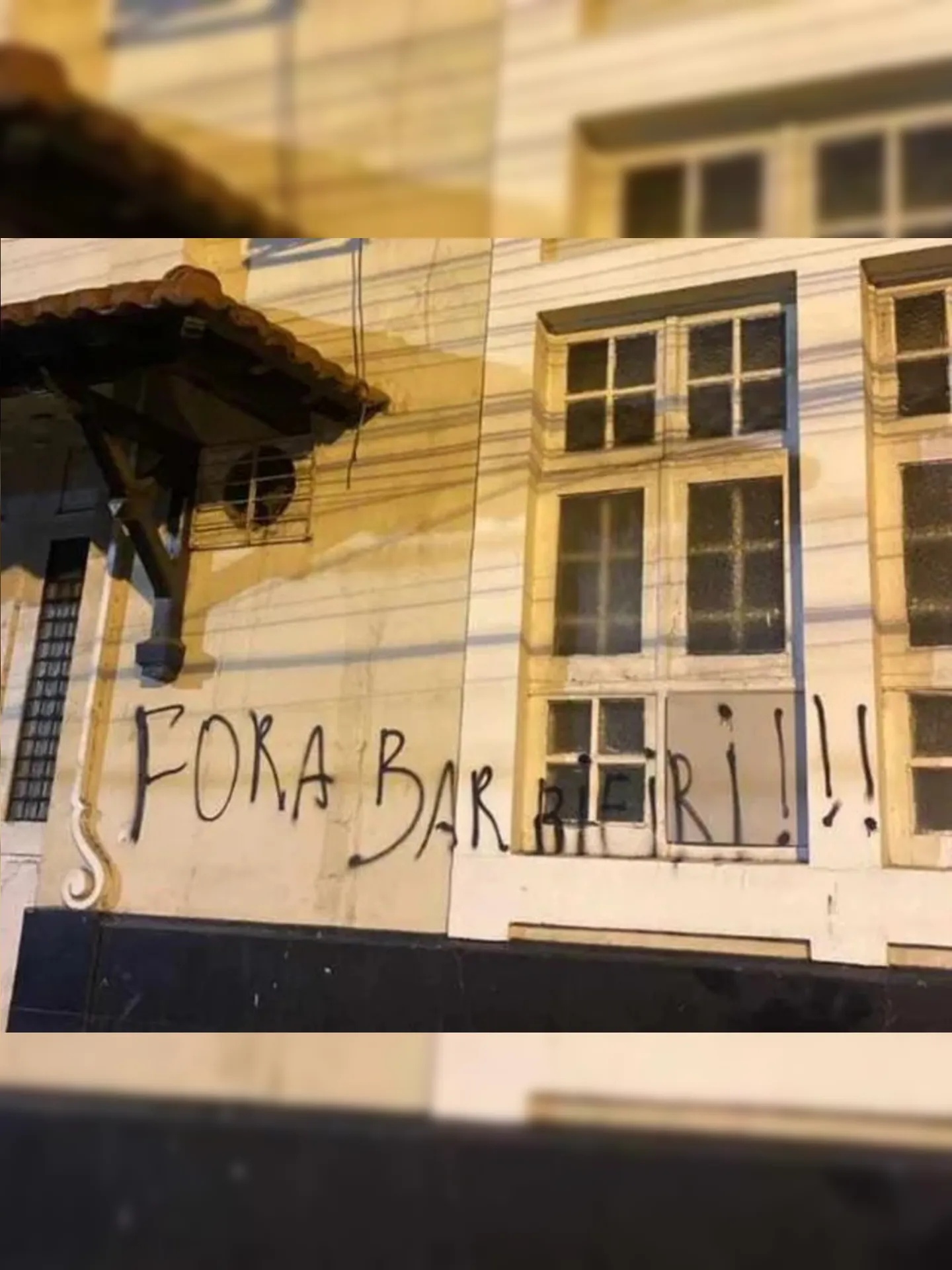 Torcida do Vasco pichou "Fora Barbieri" nos muros de São Januário