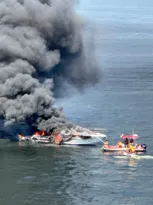 Imagem ilustrativa da imagem Barco pega fogo e assusta moradores em Jurujuba, Niterói
