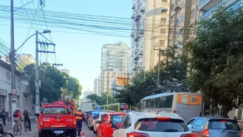 Acidente deixa o fluxo complicado na Roberto Silveira, em Niterói