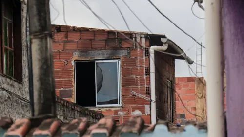 Vizinhos contaram que ouviram gritos e confusão na casa durante a madrugada