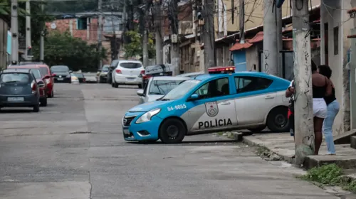 Policiais na rua onde o crime aconteceu