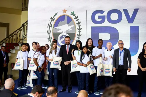 Na mesma cerimônia, foi apresentado o novo conjunto do uniforme escolar da rede estadual