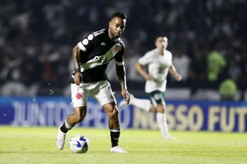 Alex Teixeira conduz a bola durante confronto contra o Goiás