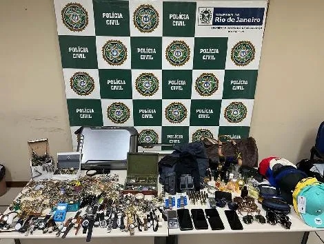 Na casa do assaltante, que fica no Itanhangá, os policiais encontraram diversos objetos roubados