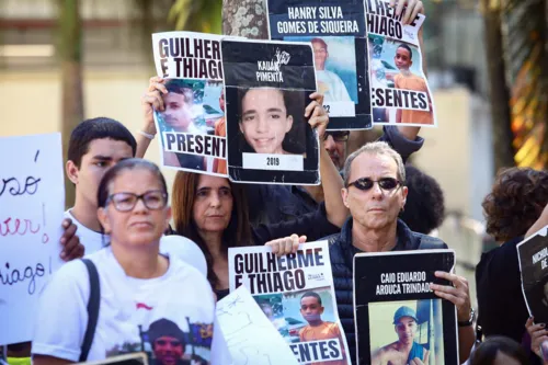 Grupo de pais, mães, tios e avós caminhou pedindo por um preparo maior da Polícia Militar