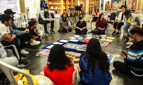 A mostra celebra essa cena artística que nasce com o desejo de exaltar referências culturais