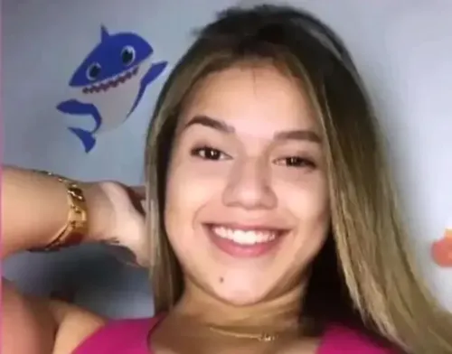 Manoela foi presa em flagrante com quase três quilos de cocaína dentro da bagagem