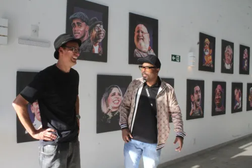 Buchecha visitou a exposição do artista e seu amigo Dan (E), nesta segunda