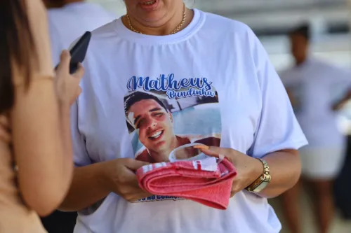 Familiares com camisa co mo rosto de Matheus no Cemitério Maruí, em Niterói