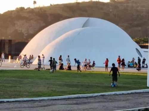 O Caminho Niemeyer é uma importante área de lazer no Centro de Niterói