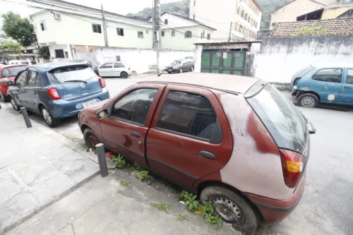 Veículo está no local há pelo menos um ano, de acordo com os moradores