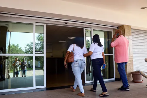 Familiares de João Pedro chegando para quarta audiência no Fórum Juíza Patrícia Lourival Acioli, em Colubandê