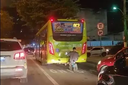 O momento foi flagrado por outro carro que trafegava na via