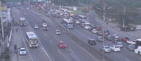 Lentidão se arrasta até os acessos à Ponte Rio-Niterói, na altura da Avenida do Contorno