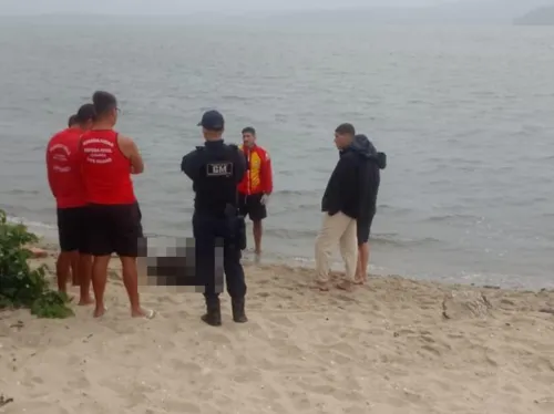 Pescadores da região viram o corpo e acionaram os guarda-vidas dos bombeiros e agentes da Defesa Civil