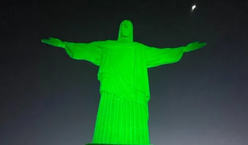 Cristo Redentor foi iluminado de verde, visando representar esperança para as crianças