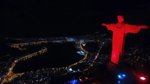 Cristo ficou com a iluminação vermelha, na noite desta segunda