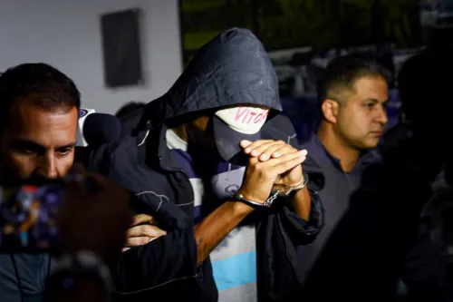 Jeander chegou na delegacia com boné e um casaco com capuz