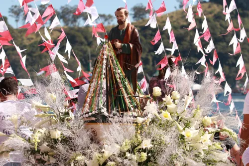 Arcebispo de Niterói celebra missa campal  antes da procissão