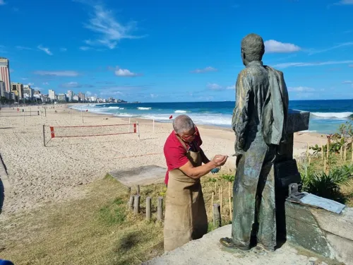 O monumento é feito em bronze e havia sido retirado para manutenção em dezembro do ano passado