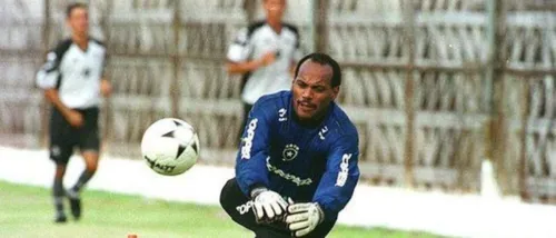 O goleiro em ação durante treino da equipe