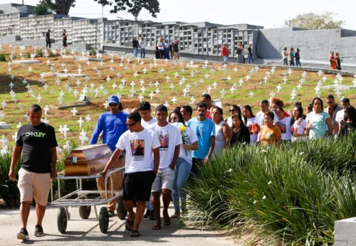 Mais de 200 pessoas prestaram as últimas homenagens