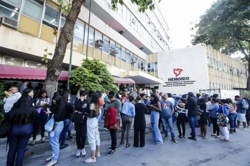 Na Rua Frei Caneca, no Centro do Rio, havia uma fila quilométrica com cerca de 500 pessoas, por volta de 7h